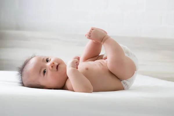 Bayi Asia Tempat Tidur Putih Kamar Tidur — Stok Foto