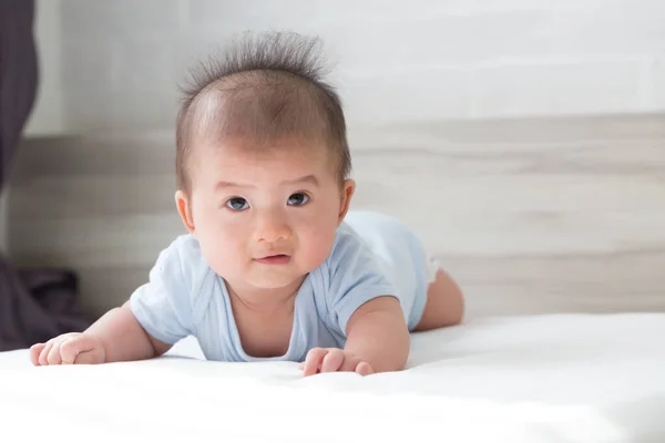 Asiatique Bébé Sur Lit Blanc Dans Chambre — Photo