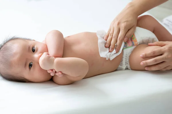 Ibu Membersihkan Dan Menyeka Bayi Tubuh Dengan Tisu Basah Ketika — Stok Foto