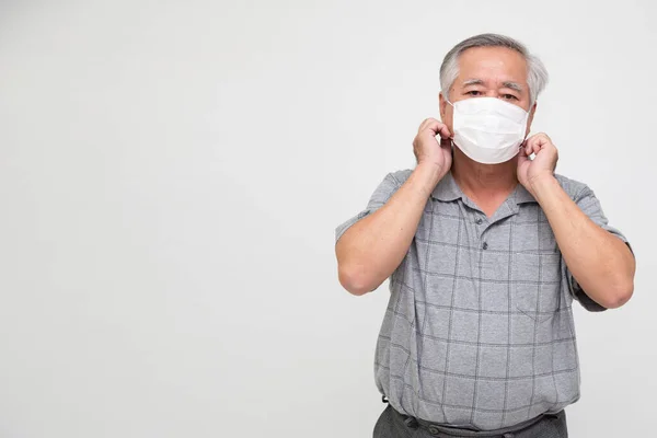 Ein Älterer Asiatischer Mann Trägt Eine Schützende Gesichtsmaske Gegen Coronavirus — Stockfoto