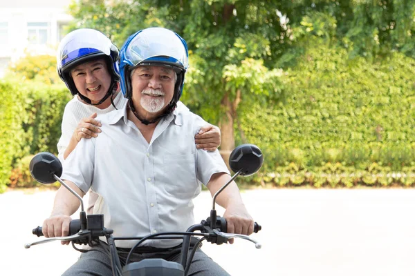 Senior Asiático Pareja Caballo Motocicleta Feliz Activo Viejo Edad Estilo — Foto de Stock