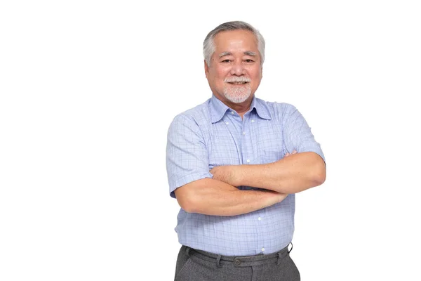 Porträtt Senior Asiatisk Man Med Armarna Korsade Och Leende Isolerad Stockbild
