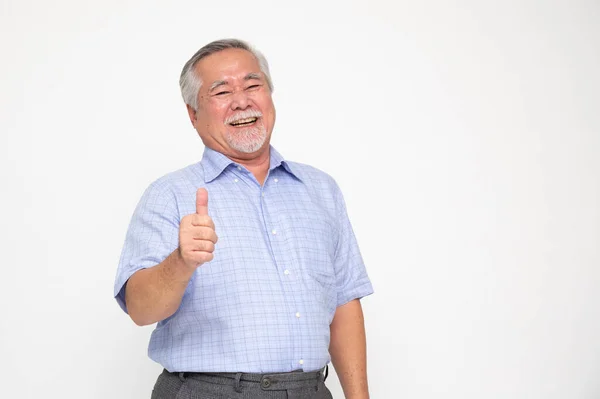 Glada Asiatiska Senior Man Ger Tumme Upp Och Tittar Kameran Stockbild