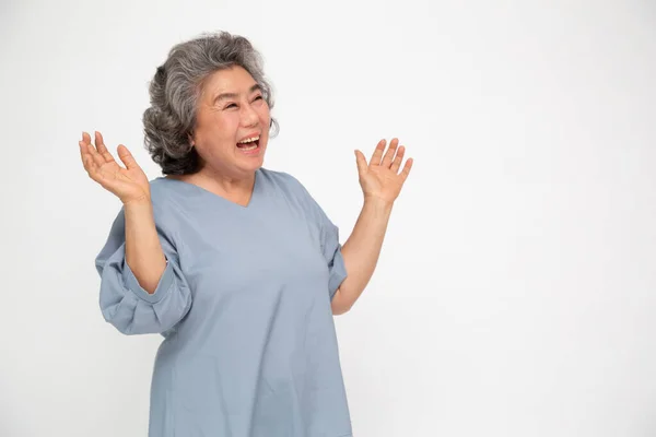 Portret Van Opgewonden Schreeuwende Aziatische Senior Vrouw Geïsoleerd Witte Achtergrond Stockfoto