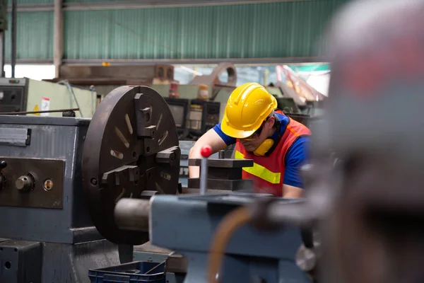 Asiatisk Maskiningenjör Som Arbetar Med Industrisvarv Och Industrifabrik — Stockfoto