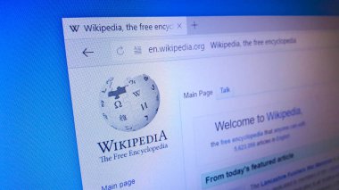 Minsk, Beyaz Rusya - 25 Nisan 2018: Wikipedia, kimse-ebilmek yayına hazırlamak belgili tanımlık özgür ansiklopedi için resmi web sitesi ana sayfası.