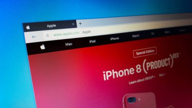 Minsk, Beyaz Rusya - 17 Nisan 2018: Resmi Apple Web sitesi, bir Amerikan çokuluslu teknoloji şirketi ana sayfası