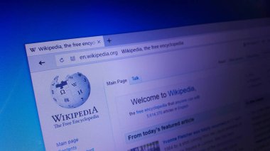 Minsk, Beyaz Rusya - 17 Nisan 2018: Ana Web sitesinin resmi Vikipedi, bir çok dilde, web tabanlı, ücretsiz içerik ansiklopedi projesi
