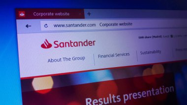 Minsk, Beyaz Rusya - 17 Nisan 2018: Santander, bir İspanyol bankacılık grubu için resmi web sitesi ana sayfası