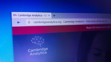 Minsk, Beyaz Rusya - 17 Nisan 2018: Cambridge Analytica - İngiliz siyasi danışmanlık şirketi için resmi web sitesi ana sayfası