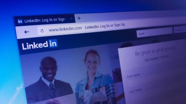 Minsk, Beyaz Rusya - 17 Nisan 2018: LinkedIn, Web siteleri ve mobil uygulamaları faaliyet iş ve istihdam odaklı bir hizmet için resmi web sitesi ana sayfası