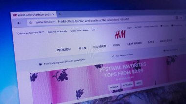 Minsk, Beyaz Rusya - 17 Nisan 2018: Hennes ve Mauritz Ab (H ve M), İsveçli bir uluslararası giyim-perakende şirket için resmi web sitesi ana sayfası