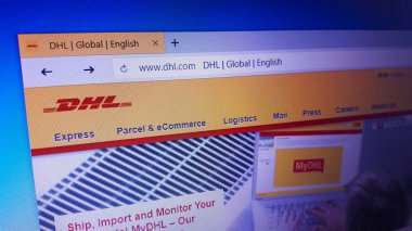 Minsk, Beyaz Rusya - 17 Nisan 2018: Dhl Express, Alman lojistik şirketi Deutsche Post Dhl bir bölümü için resmi web sitesi ana sayfası