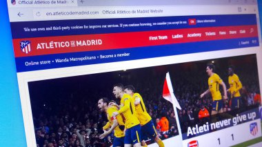 Minsk, Beyaz Rusya - 27 Nisan 2018: Atletico Madrid, Madrid, La Liga oynayan İspanyol profesyonel bir futbol takımı için resmi web sitesi ana sayfası.
