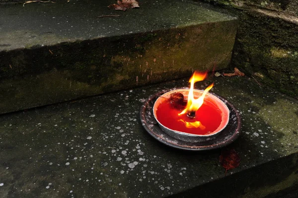 Brandende kaars op een stenen trappen — Stockfoto