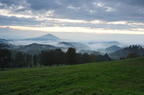 Früher Abend Landschaft mit Nebel — Stockfoto