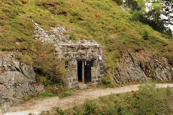 Bunker construído na rocha — Fotografia de Stock