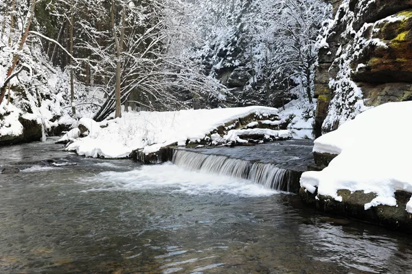 Río de invierno de la Suiza bohemia — Foto de Stock