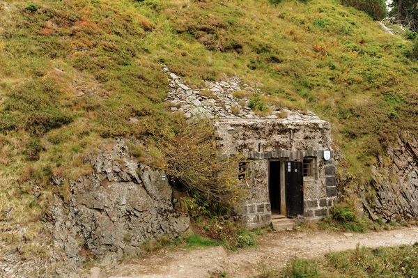 Bunker in den Fels gebaut — Stockfoto