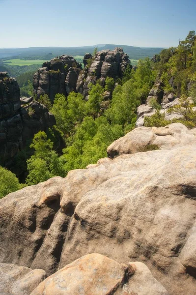 砂岩の岩、森、青い空 — ストック写真