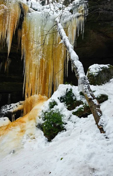 Заморожені водоспади та сніг — стокове фото