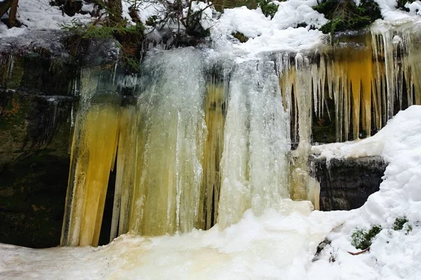 Śnieg i zamarzniętych wodospadach — Zdjęcie stockowe