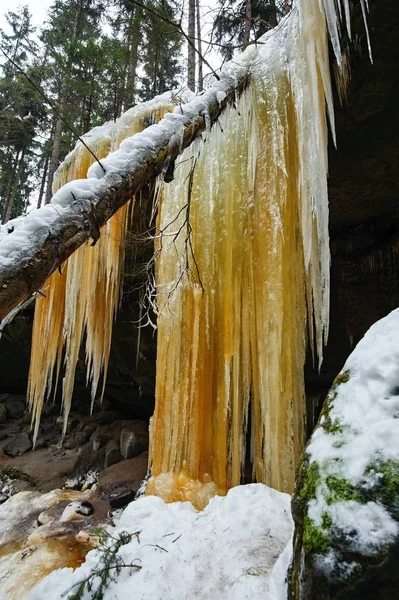 Sníh a zamrzlé vodopády — Stock fotografie