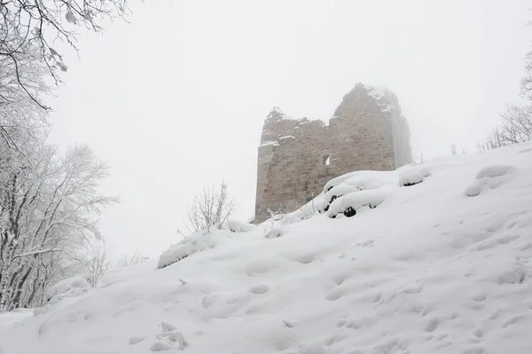 Rovine invernali con neve — Foto Stock
