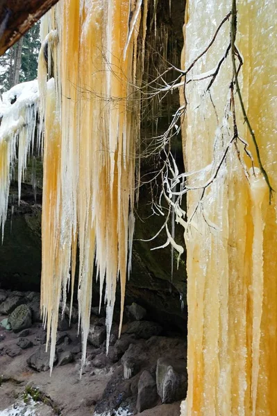 Замороженные водопады и снег — стоковое фото