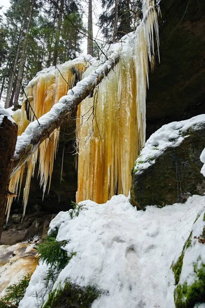 Bevroren watervallen en sneeuw — Stockfoto