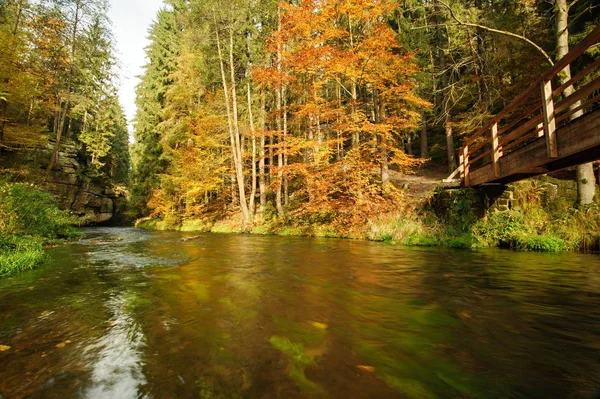 Otoño colores río con puente de madera —  Fotos de Stock