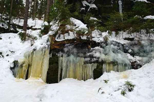 Frozen waterfalls and snow — Stock Photo, Image