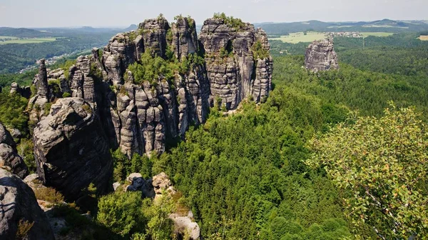 Una vista del schrammsteine y los bosques en la Suiza sajona — Foto de Stock