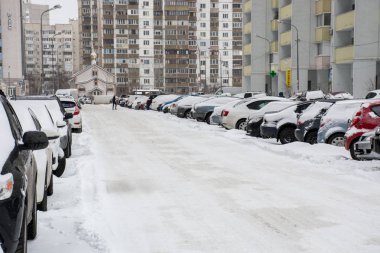 Satırda birçok araba ile karlı yol