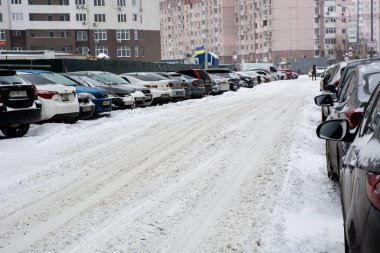 Arabalar karlı gün de yol