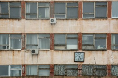 Eski bina üzerinde eski saat