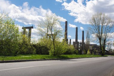 Yol boyunca yer alan güç istasyonu