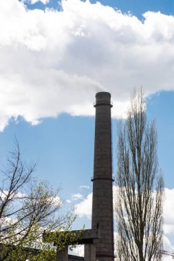 Santral baca ağaç bulutlu gökyüzü solmuş