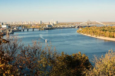 Dnipro Nehri 'nin Sonbahar Manzarasında Kyiv