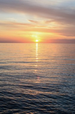 Denizin üzerinde renkli şafak