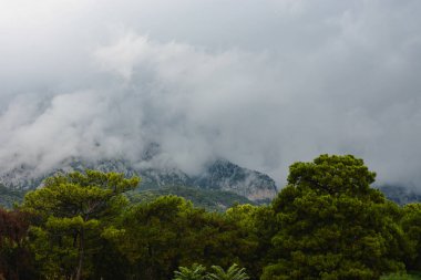 Dağların Üzerinde Gri Bulutlar 