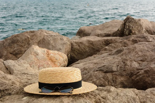 Sombrero Paja Con Gafas Sol Las Piedras Costeras —  Fotos de Stock