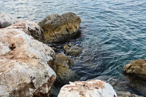 Kamienie Przybrzeżne Morzu Clear Blue Water — Zdjęcie stockowe