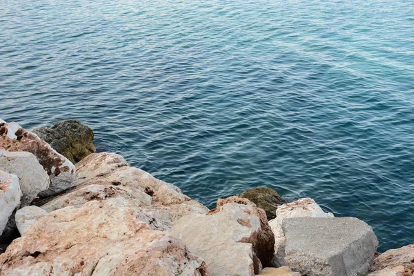 Kamienie Przybrzeżne Morzu Clear Blue Water — Zdjęcie stockowe