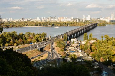 Ukrayna 'nın başkenti Kyiv' deki Paton Köprüsü ve Dnipro Nehri