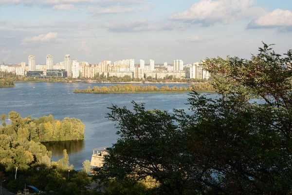 Önplanında Yeşil Ağaçlar Olan Kyiv Şehrinin Manzarası — Stok fotoğraf