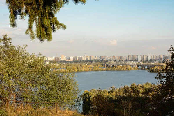 Stadtbild Von Kyiv Mit Grünen Bäumen Vordergrund — Stockfoto