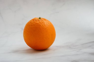 Mermer Arkaplanda Olgun Portakal Meyvesi