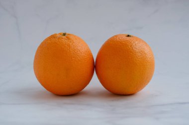 İki Taze Portakal Meyvesi Birlikte
