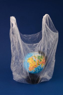 Mavi Arkaplanda Plastik Torba İçinde Bir Küre, Kavram Görünümü